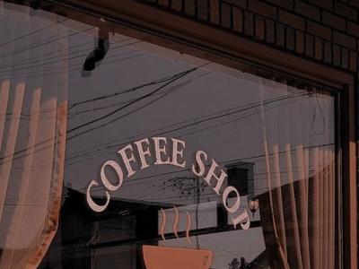 Вікно кав'ярні з написом "coffee shop"